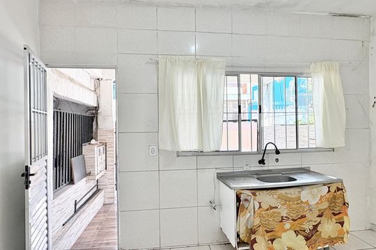 Cozinha de casa para alugar com 1 quarto, 40m² em Vila Serralheiro, São Paulo