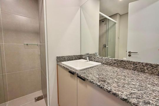 Banheiro de apartamento para alugar com 1 quarto, 29m² em Jardim do Salso, Porto Alegre