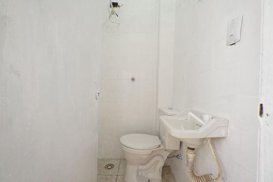Banheiro de serviço de apartamento para alugar com 2 quartos, 84m² em Liberdade, São Paulo