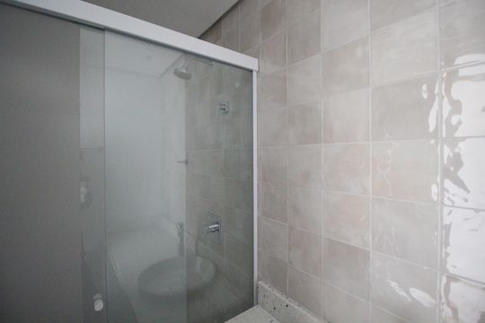 Banheiro da Suíte 1 de apartamento para alugar com 2 quartos, 63m² em Auxiliadora, Porto Alegre