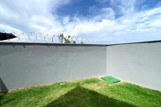 Quintal de casa à venda com 3 quartos, 175m² em Santa Cruz, Belo Horizonte