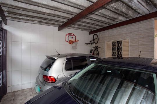 Garagem de casa à venda com 4 quartos, 125m² em Taboão, Diadema
