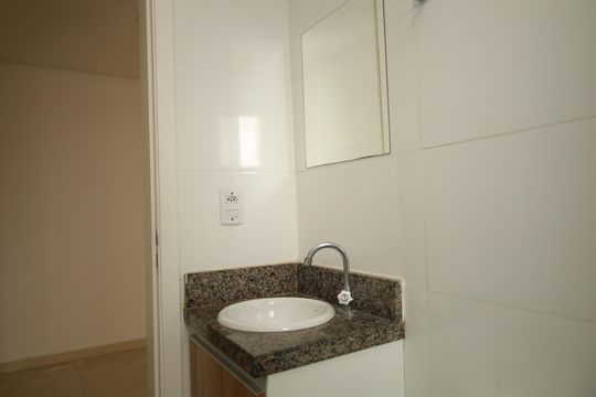 Banheiro de apartamento à venda com 2 quartos, 46m² em Vila Carmosina, São Paulo