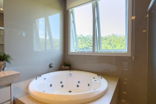 Banheiro 2 de casa de condomínio à venda com 4 quartos, 574m² em Alphaville, Santana de Parnaíba