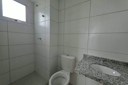 Banheiro de apartamento à venda com 2 quartos, 44m² em Igara, Canoas