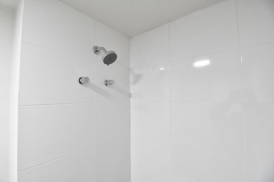 Banheiro de apartamento para alugar com 1 quarto, 28m² em Portão, Curitiba