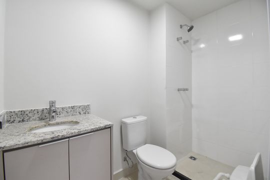 Banheiro de apartamento para alugar com 1 quarto, 28m² em Portão, Curitiba