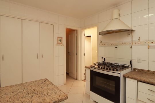Cozinha de casa para alugar com 4 quartos, 480m² em Cidade Jardim, São Paulo