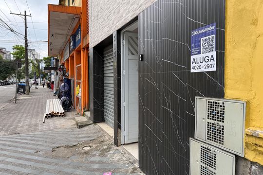 Placa Instalada de apartamento para alugar com 2 quartos, 60m² em Vila Mathias, Santos