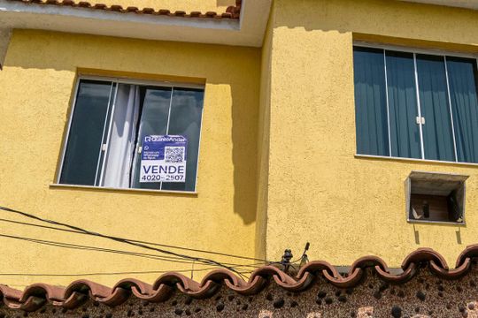 Fachada do imóvel com placa de apartamento à venda com 3 quartos, 80m² em Brás de Pina, Rio de Janeiro