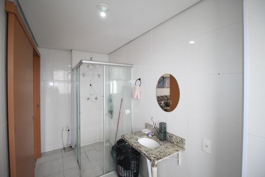 Banheiro de apartamento à venda com 1 quarto, 64m² em Santa Fe, Porto Alegre