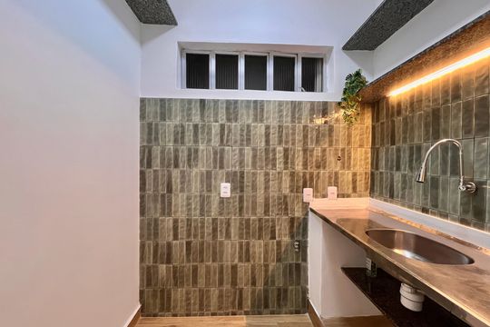 Banheiro de kitnet/studio para alugar com 1 quarto, 40m² em Copacabana, Rio de Janeiro