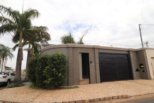 Fachada de casa para alugar com 4 quartos, 188m² em Alto Umuarama, Uberlândia