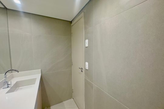 Banheiro de apartamento para alugar com 2 quartos, 58m² em Vila das Bandeiras, Guarulhos