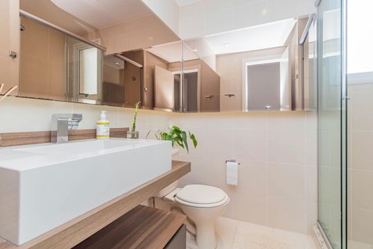Banheiro de apartamento para alugar com 2 quartos, 73m² em Jardim Lindóia, Porto Alegre