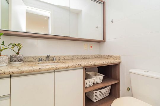 Banheiro de apartamento para alugar com 2 quartos, 73m² em Jardim Lindóia, Porto Alegre