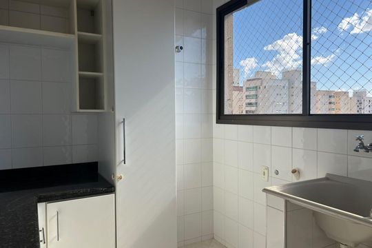 Área de serviço de apartamento para alugar com 3 quartos, 201m² em Santa Mônica, Uberlândia