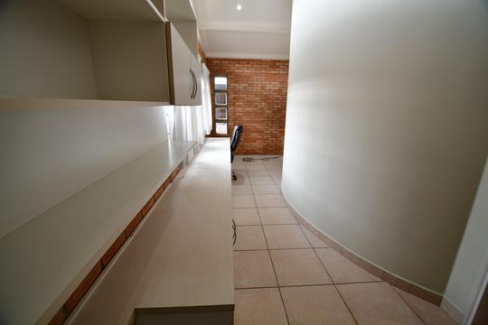 Escritório de casa de condomínio à venda com 3 quartos, 238m² em Jardim das Paineiras, Campinas