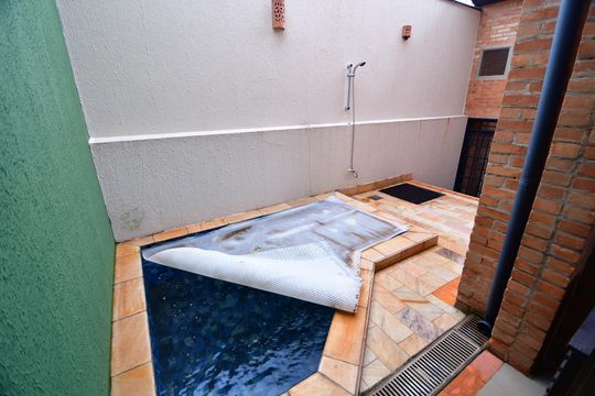 Piscina de casa de condomínio à venda com 3 quartos, 238m² em Jardim das Paineiras, Campinas