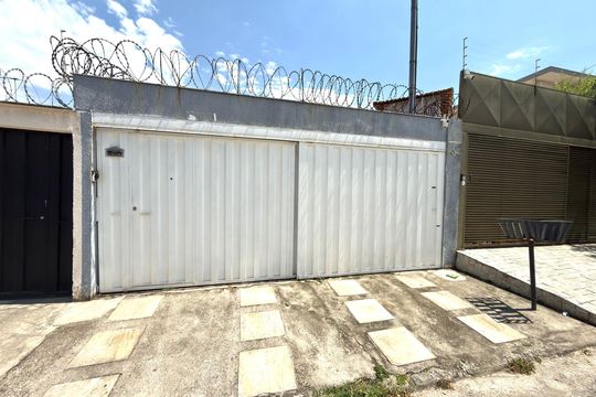 Fachada de casa à venda com 3 quartos, 180m² em Europa, Contagem