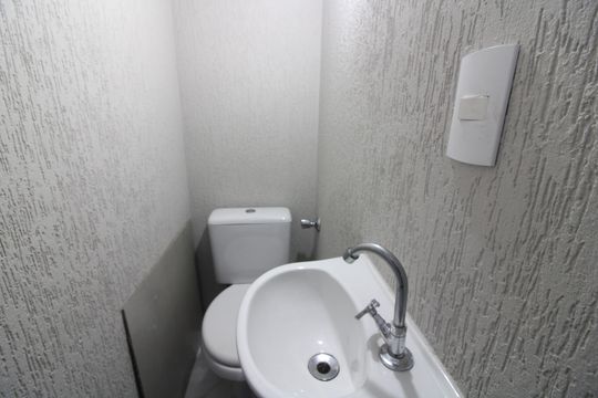 Banheiro da Garagem de casa para alugar com 3 quartos, 148m² em Vila Lais, São Paulo