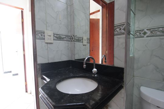 Banheiro de apartamento para alugar com 2 quartos, 43m² em Jacarepaguá, Rio de Janeiro