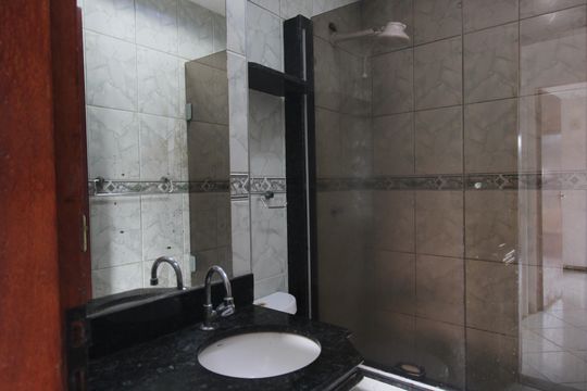 Banheiro de apartamento para alugar com 2 quartos, 43m² em Jacarepaguá, Rio de Janeiro