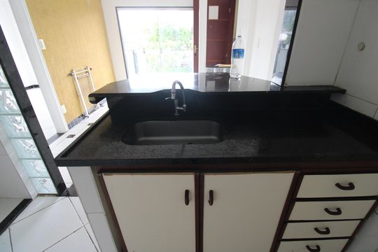 Cozinha de apartamento para alugar com 2 quartos, 43m² em Jacarepaguá, Rio de Janeiro
