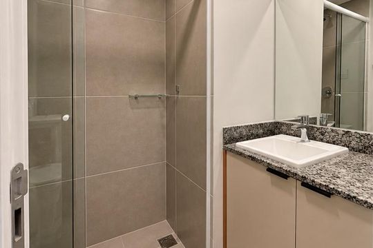 Banheiro de kitnet/studio para alugar com 1 quarto, 29m² em Jardim do Salso, Porto Alegre