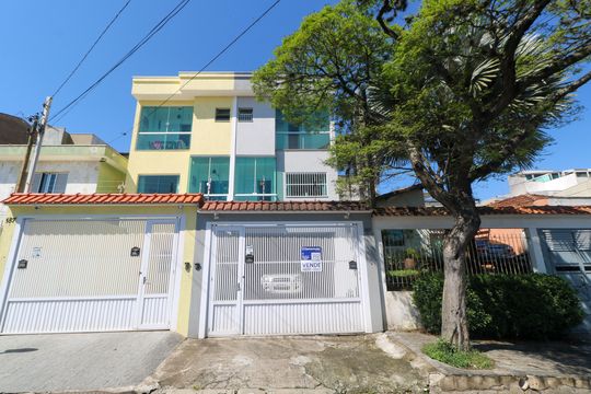 Fachada de casa à venda com 3 quartos, 172m² em Vila Cecilia Maria, Santo André