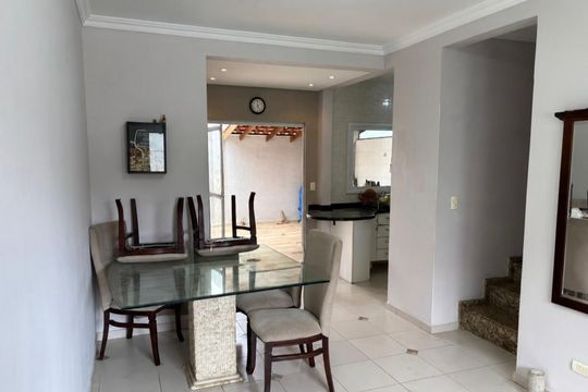 Sala de casa de condomínio para alugar com 3 quartos, 80m² em Novo Mundo, Curitiba