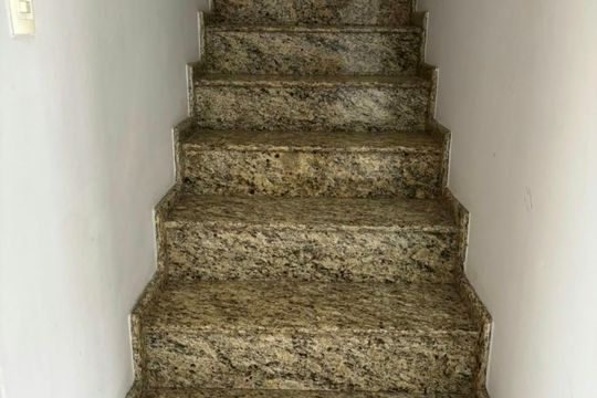Escada de casa de condomínio para alugar com 3 quartos, 80m² em Novo Mundo, Curitiba
