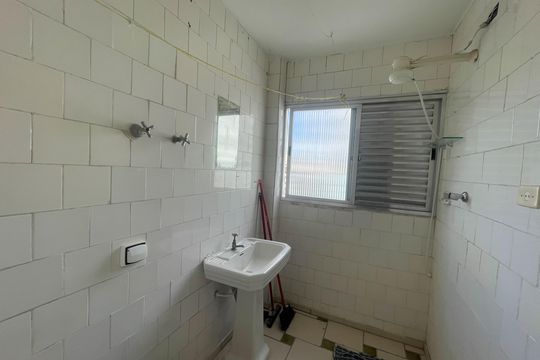 Banheiro de apartamento para alugar com 1 quarto, 29m² em Itararé, Santos