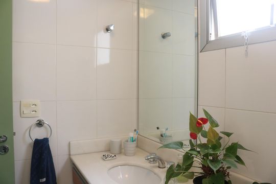 Banheiro de apartamento para alugar com 2 quartos, 63m² em Bela Aliança, São Paulo