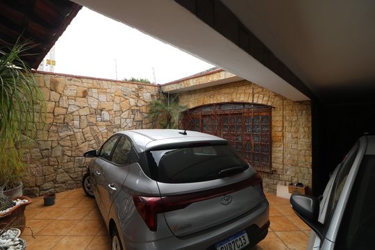 Garagem de casa à venda com 2 quartos, 150m² em Vila Central, São Paulo