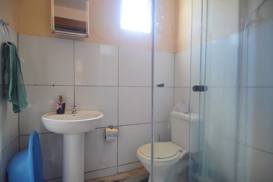 Banheiro de apartamento à venda com 1 quarto, 48m² em Santo Afonso, Novo Hamburgo