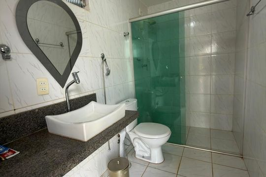 Banheiro externo  de casa à venda com 6 quartos, 400m² em Qi 5, Brasília