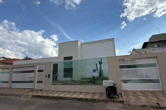 Fachada  de casa à venda com 6 quartos, 400m² em Qi 5, Brasília