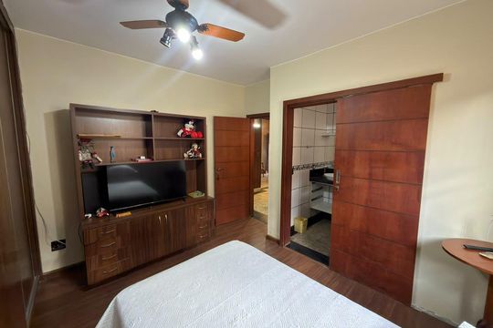 Quarto 02  de casa à venda com 6 quartos, 400m² em Qi 5, Brasília