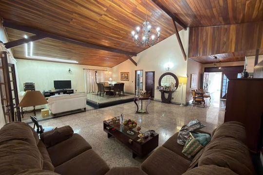 Casa à venda com 6 quartos, 400m² em Qi 5, Brasília