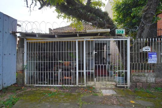 Fachada  de casa à venda com 3 quartos, 55m² em Chácara das Pedras, Porto Alegre