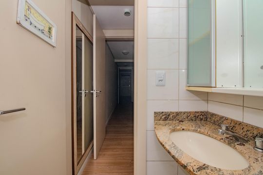 Banheiro da Suíte de apartamento para alugar com 2 quartos, 88m² em Independência, Porto Alegre