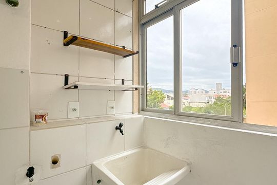 Área de serviço de apartamento para alugar com 3 quartos, 82m² em Serraria, São José