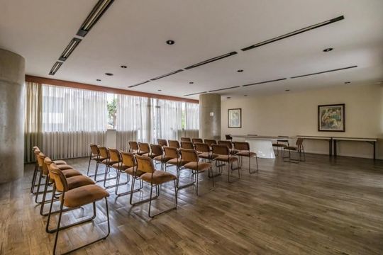 Sala de reunião  de apartamento para alugar com 1 quarto, 65m² em Alphaville Industrial, Barueri