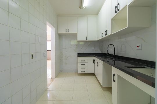 Cozinha de casa de condomínio para alugar com 3 quartos, 115m² em Granja Viana, Cotia
