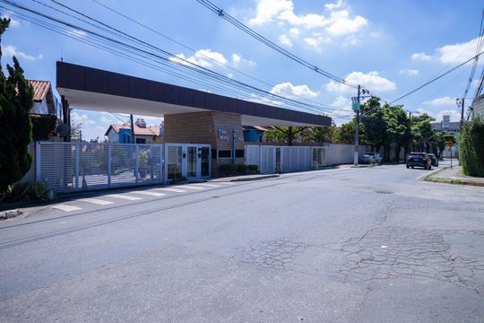 Fachada do condomínio de casa de condomínio para alugar com 3 quartos, 115m² em Granja Viana, Cotia