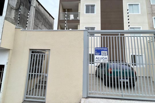 Placa instalada na fachada do imóvel  de apartamento para alugar com 2 quartos, 35m² em Vila Itapoan, Guarulhos