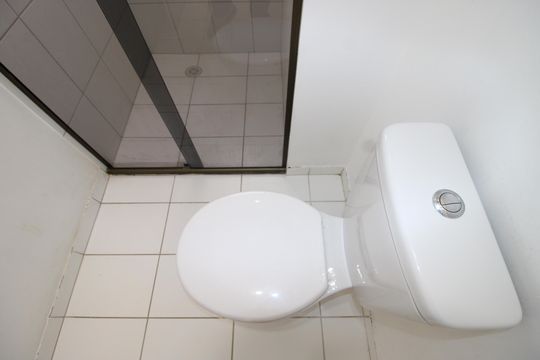 Banheiro de apartamento para alugar com 2 quartos, 45m² em Jardim Helian, São Paulo