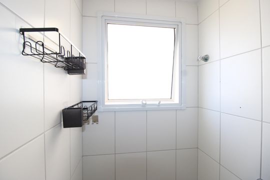 Banheiro de apartamento para alugar com 2 quartos, 45m² em Jardim Helian, São Paulo