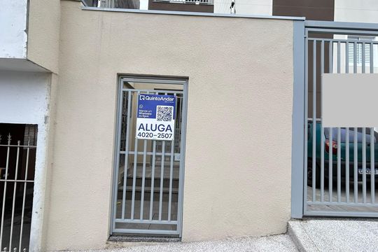 Placa instalada na fachada do imóvel de apartamento para alugar com 2 quartos, 35m² em Vila Itapoan, Guarulhos